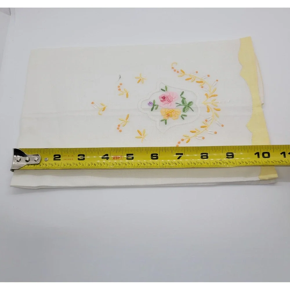 Vintage Embroidered Floral Hand  Towel White Linen Yellow Scalloped‎ Edge Roses